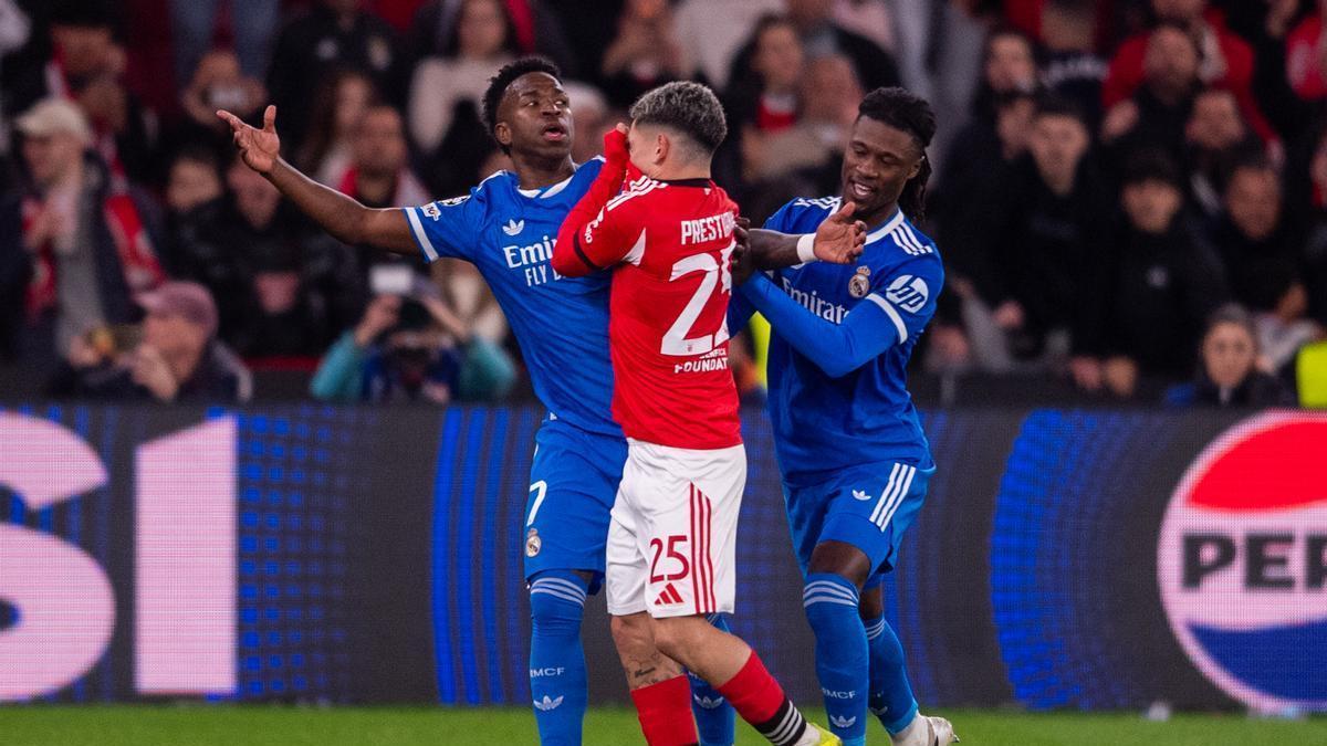 Prestianni se tapa la boca ante Vinicius durante un duelo de Champions entre el Real Madrid y el Benfica.