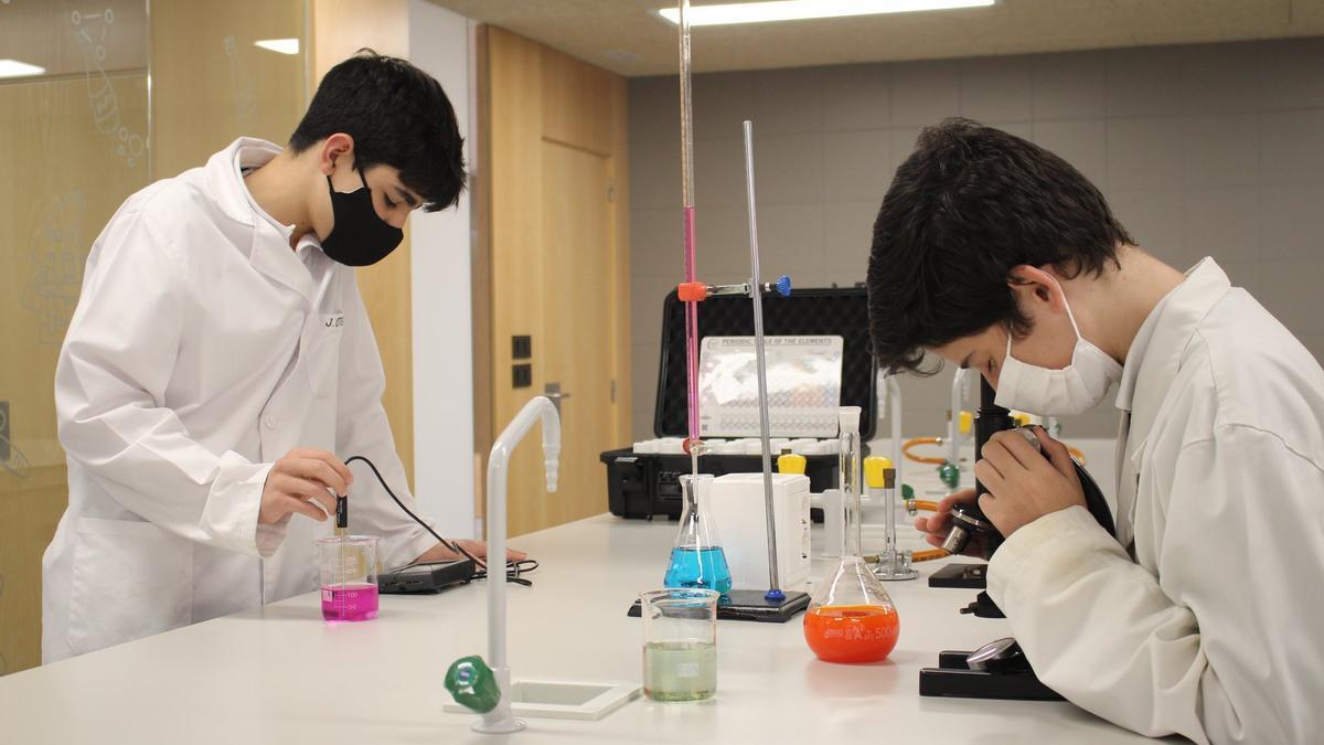 Alumnos de Irabia-Izaga, practicando en el laboratorio.