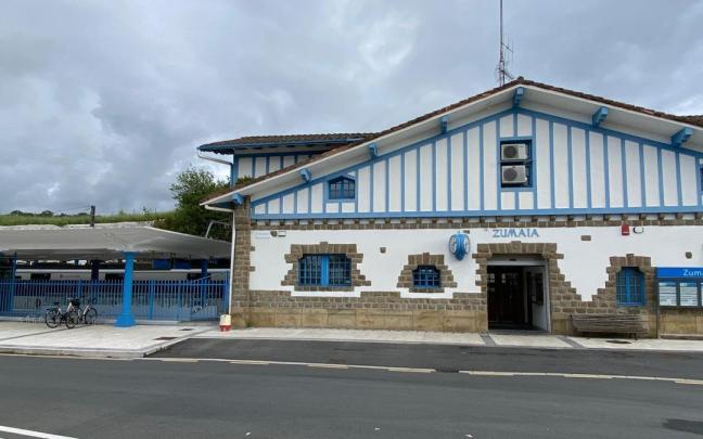 Exterior de la estación de tren de Zumaia.