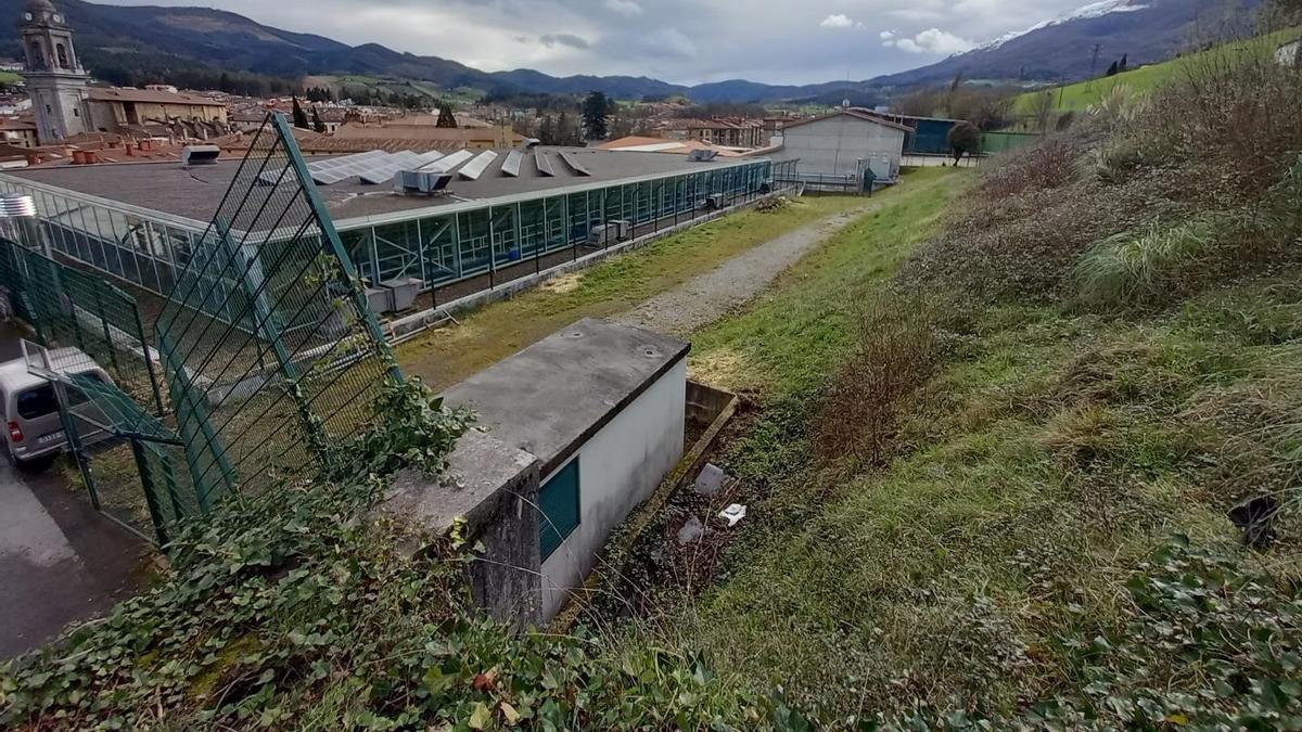 Parcela donde su emplazará el nuevo parking, detrás de la cancha azul del polideportivo Zubikoa.