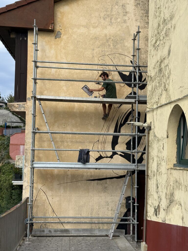 Aaron Diego pintando el mural de la abuela en Getaria.