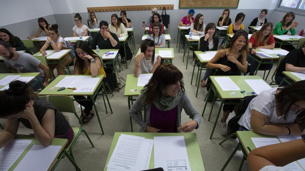 Opositores de la OPE de Maestros de 2019 realizan el examen