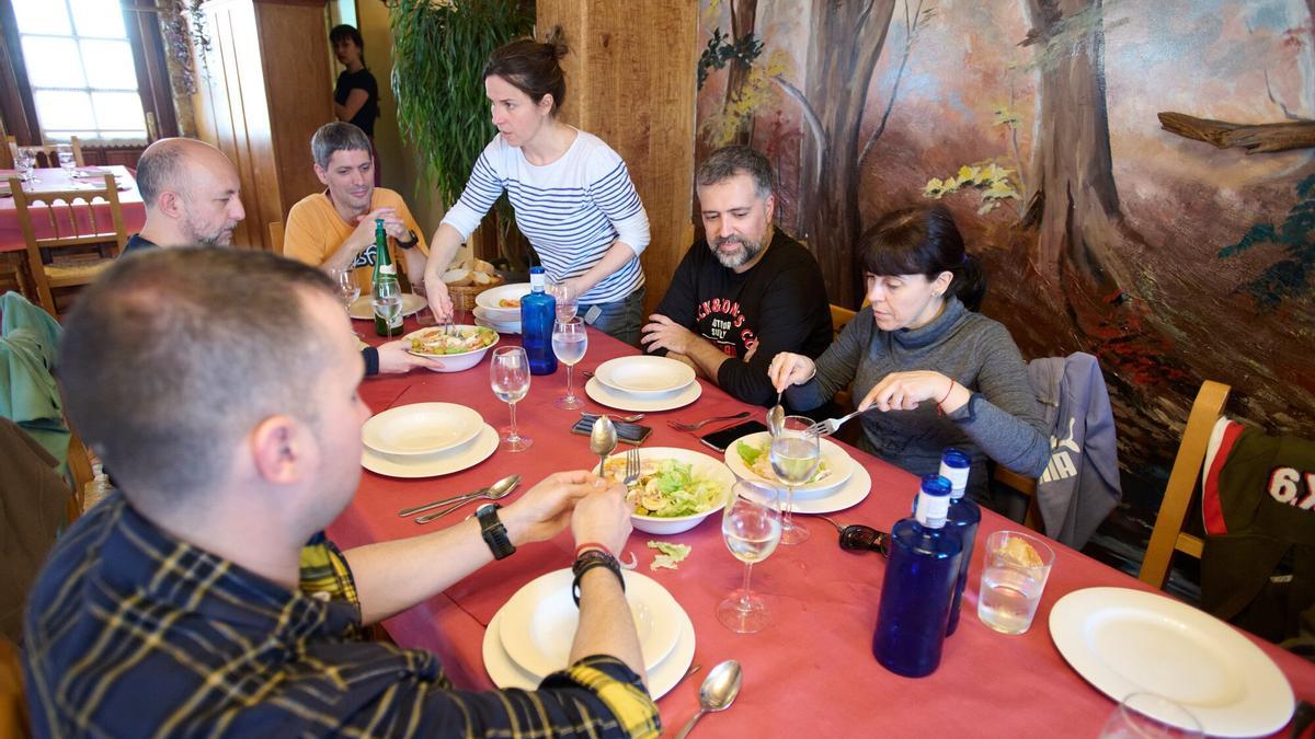 Comensales degustan los platos típicos de Casa Faustina.