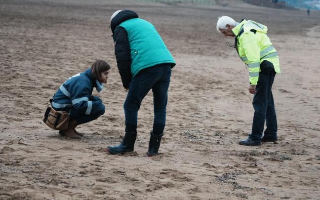 Personal del operativo de vigilancia y limpieza de la Diputación Foral de Bizkaia buscan pellets en la playa de La Arena, en Muskiz. Foto: E.P. / H.Bilbao Personal del operativo de vigilancia y limpieza de la Diputación Foral de Bizkaia buscan pellets en la playa de La Arena, en Muskiz. Foto: E.P.