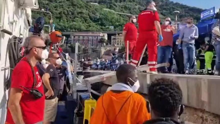 Imagen de los migrantes desembarcando en el puerto de Salerno.