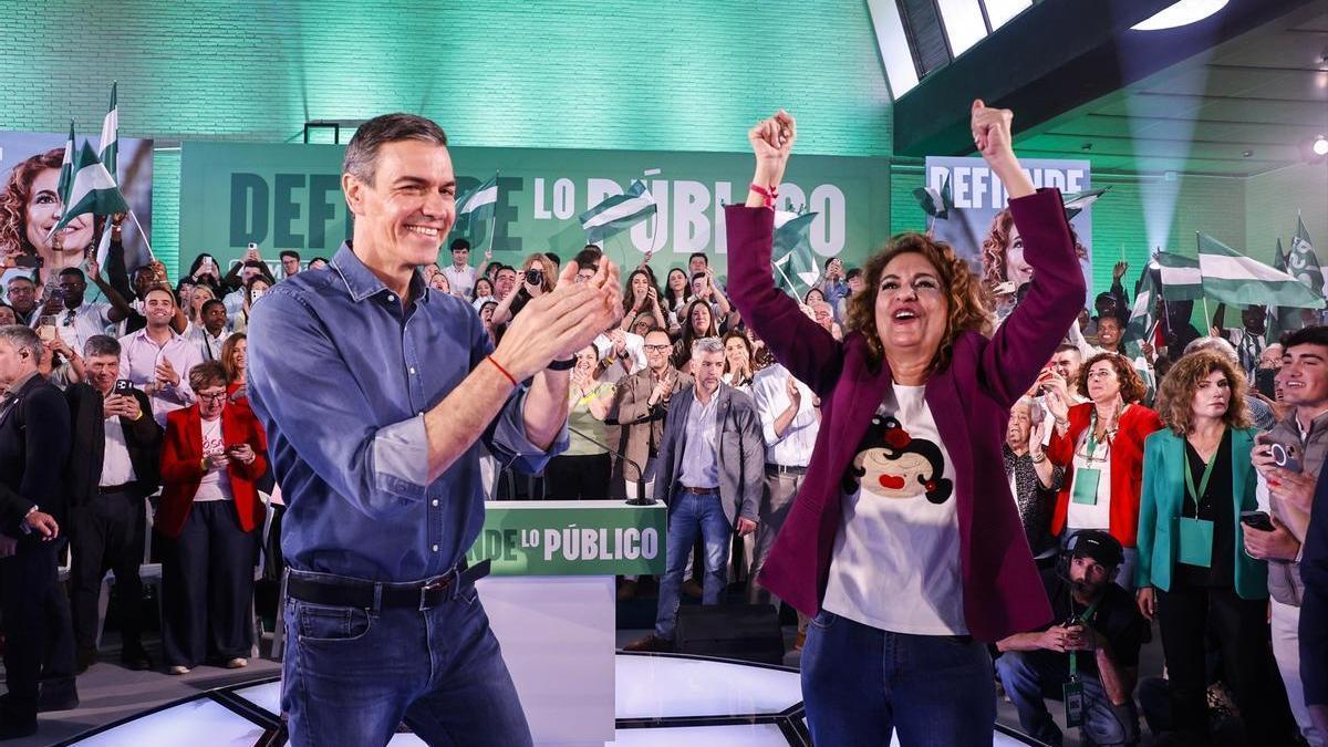 Pedro Sánchez, junto a la candidata socialista a la Junta de Andalucía, María Jesús Montero, en el mitin de este domingo en Córdoba.