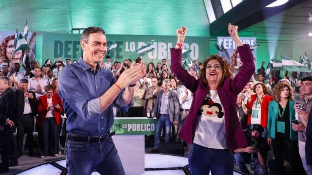 Pedro Sánchez, junto a la candidata socialista a la Junta de Andalucía, María Jesús Montero, en el mitin de este domingo en Córdoba.