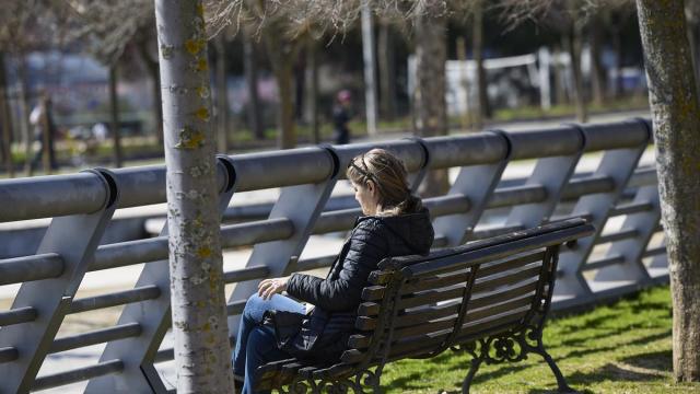 Una persona disfruta del buen tiempo.