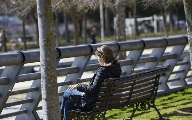 Una persona disfruta del buen tiempo.