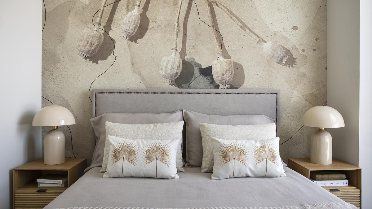 Un bodegón de flores secas decoran este dormitorio.