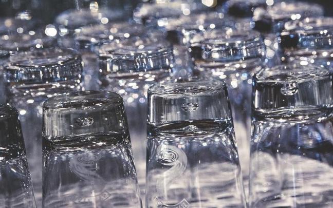 Un conjunto de vasos relucientes