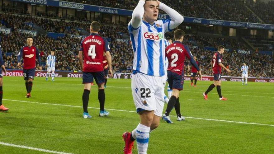 Barrenetxea se lamenta de una ocasión marrada en un Real-Osasuna de Anoeta. / RUBEN PLAZA
