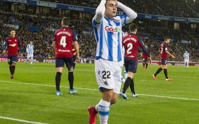 Barrenetxea se lamenta de una ocasión marrada en un Real-Osasuna de Anoeta. / RUBEN PLAZA