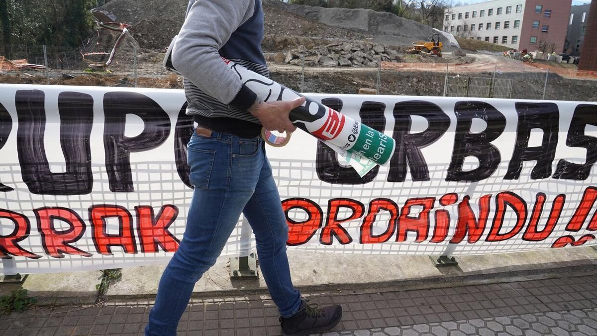 Cartel de protesta en las obras contra el Grupo Urbas, al que pertenece Murias