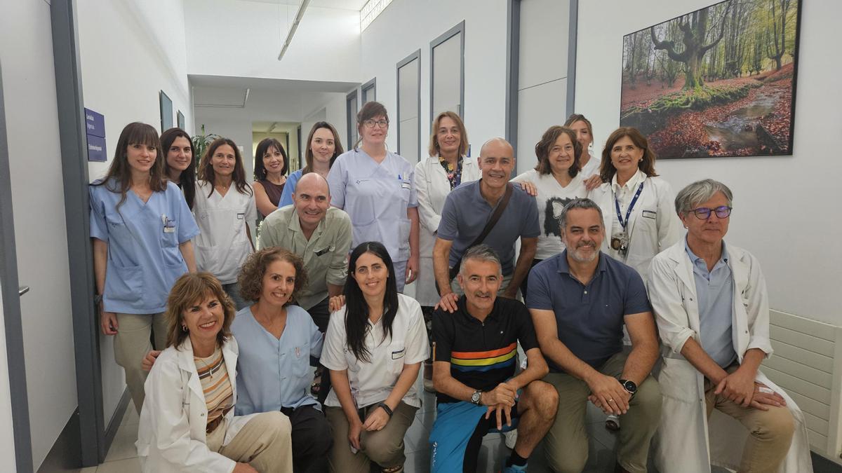 Acto de entrega del cuadro de Manu González en el ambulatorio de Etxebarri