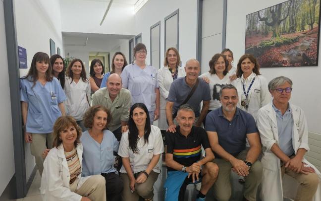 Acto de entrega del cuadro de Manu González en el ambulatorio de Etxebarri