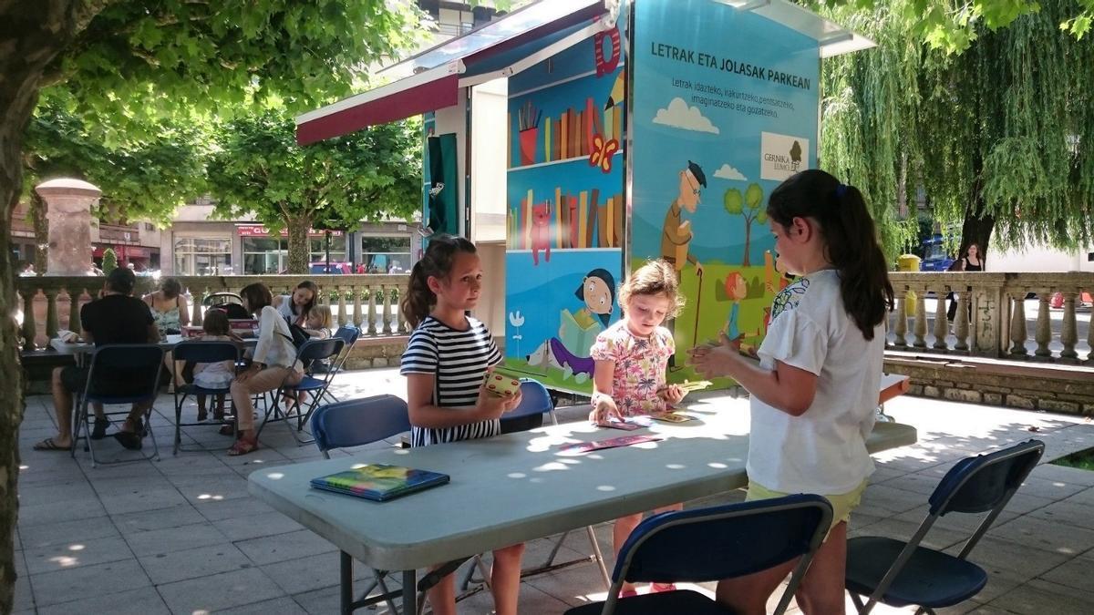 La biblioteca móvil recorrerá los barrios en verano