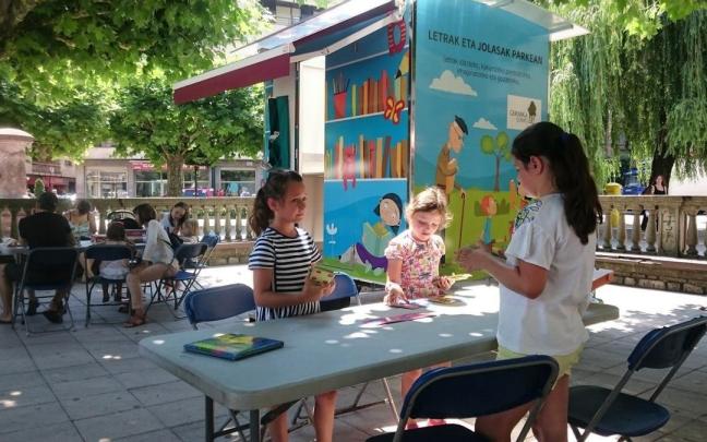 La biblioteca móvil recorrerá los barrios en verano