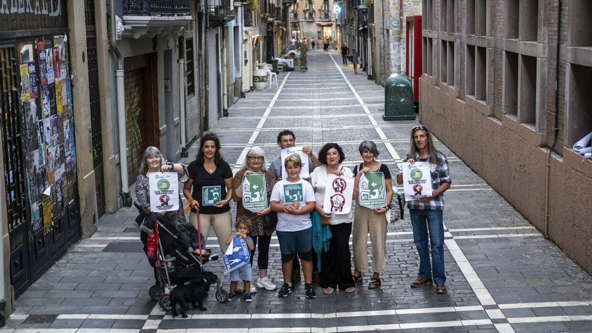 Vecinos, hosteleros y comerciantes de Calderería y San Agustín, con algunos de los carteles de la campaña.