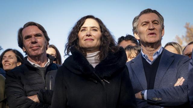 Aznar, Ayuso y Feijóo, tres dirigentes populares que han aportado eslabones a la larga cadena de presuntos fraudes electorales denunciados en diferentes épocas por el Partido Popular.