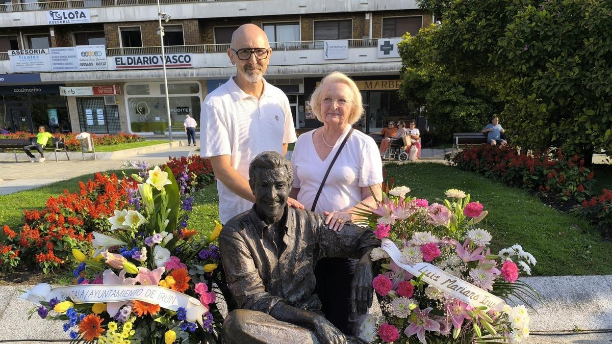 Luis Mariano Lacan González García y François Lacan, junto a la estatua de Luis Mariano tras el homenaje