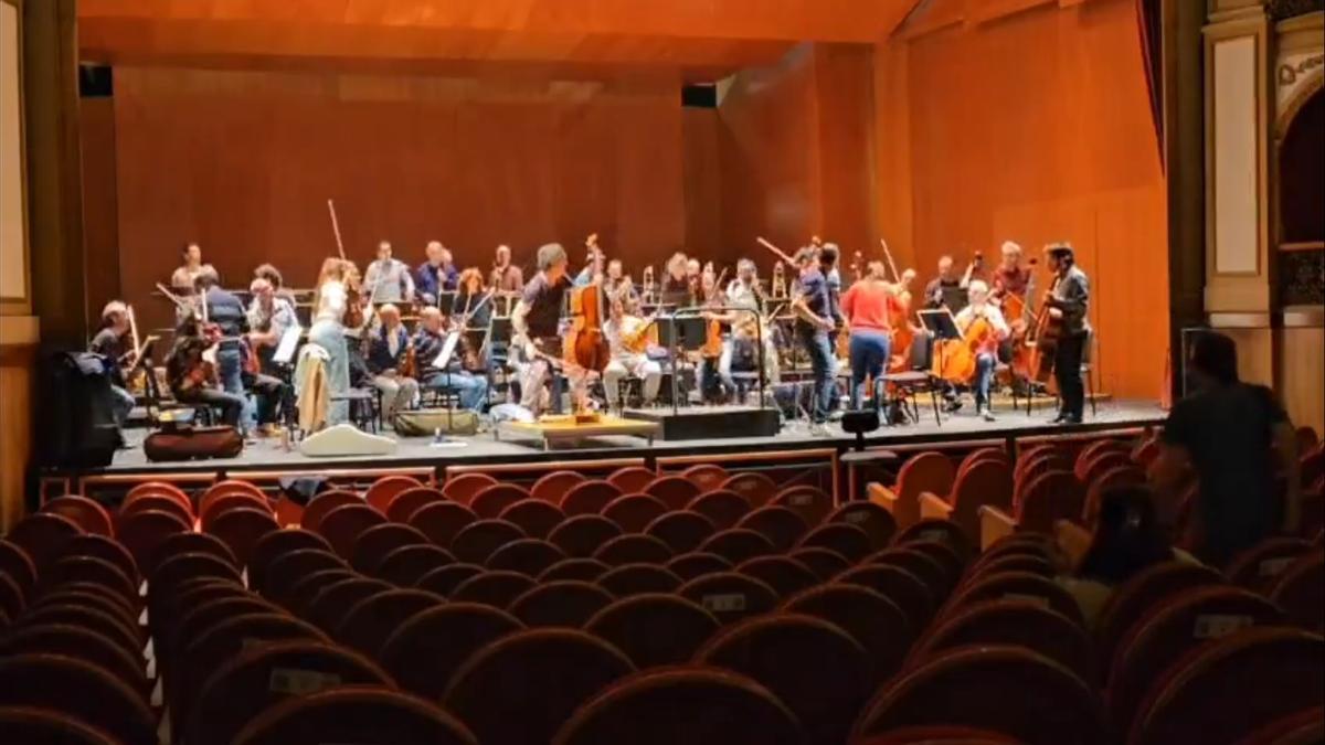 La orquesta, un instante después de que cayera el objeto.