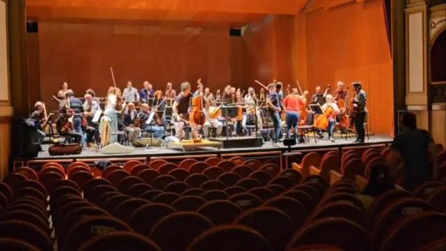 La orquesta, un instante después de que cayera el objeto. / X La orquesta, un instante después de que cayera el objeto.