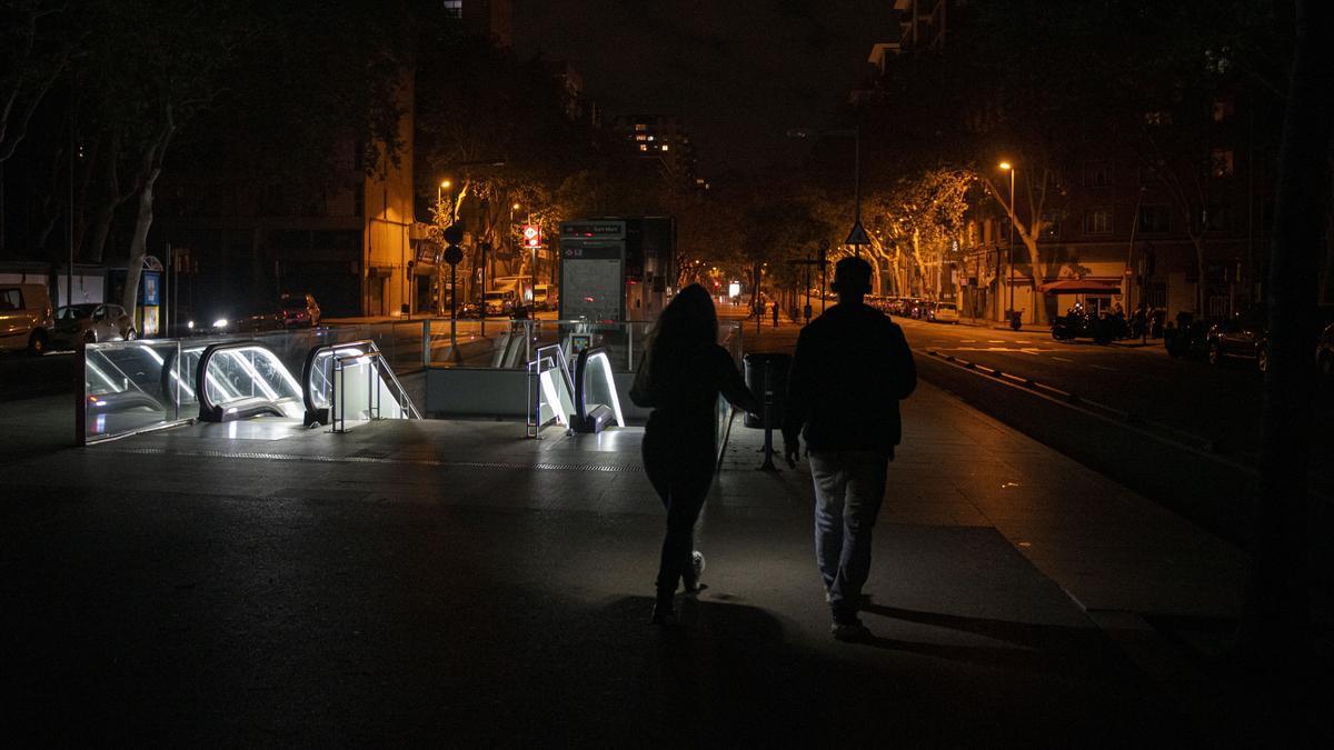 Las calles de una ciudad sin luz durante el apagón