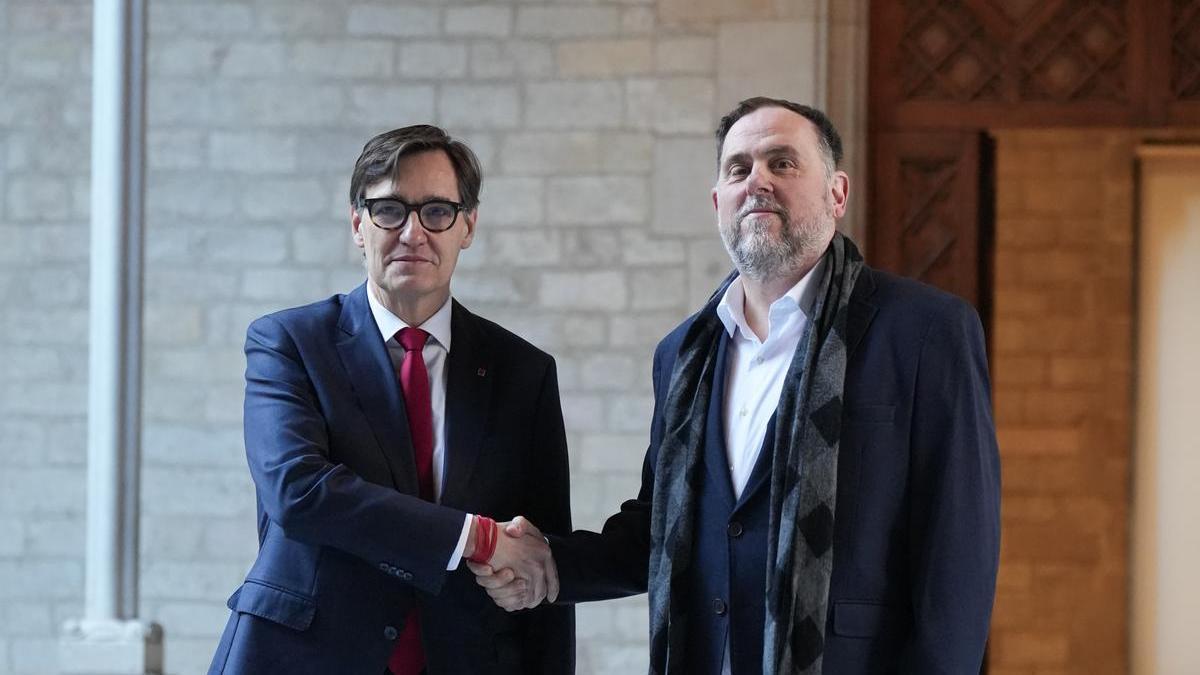 El president Illa y Oriol Junqueras, líder de ERC, en una reunión en enero.