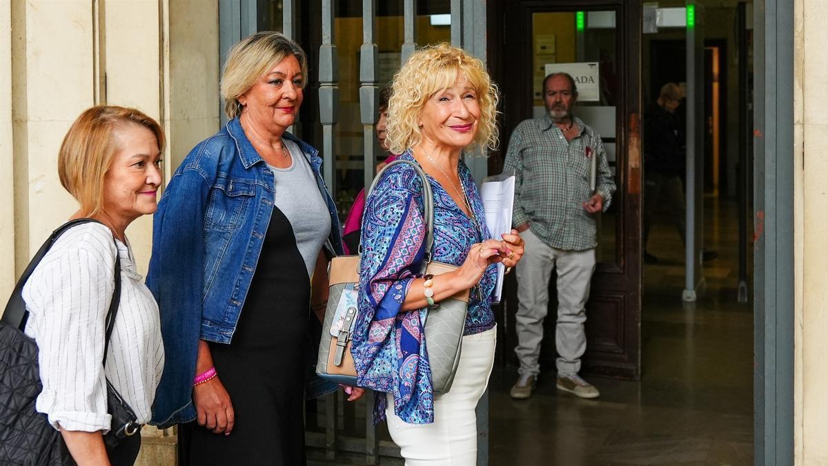 La presidenta de la Asociación de Mujeres con Cáncer de Mama de Sevilla (Amama), Ángela Claverol (d), registra en la Fiscalía una denuncia contra la Junta de Andalucía por "irregularidades" en el cribado del cáncer de mama.