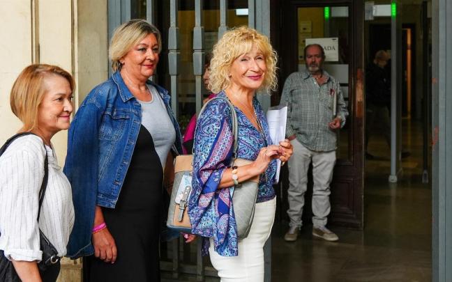 La presidenta de la Asociación de Mujeres con Cáncer de Mama de Sevilla (Amama), Ángela Claverol (d), registra en la Fiscalía una denuncia contra la Junta de Andalucía por "irregularidades" en el cribado del cáncer de mama.