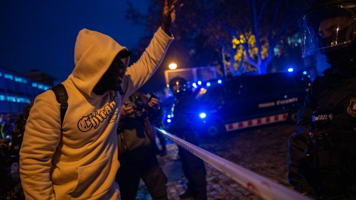 Los Mossos inician el desalojo del antiguo instituto B9 de Badalona.