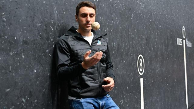 Peio Etxeberria posa en el frontón Bizkaia de Bilbao antes de la final del Cuatro y Medio de 2025.