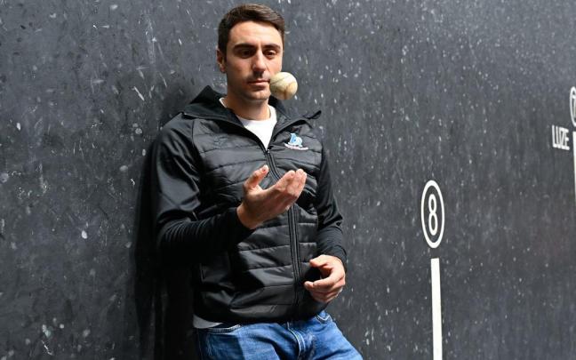 Peio Etxeberria posa en el frontón Bizkaia de Bilbao antes de la final del Cuatro y Medio de 2025.