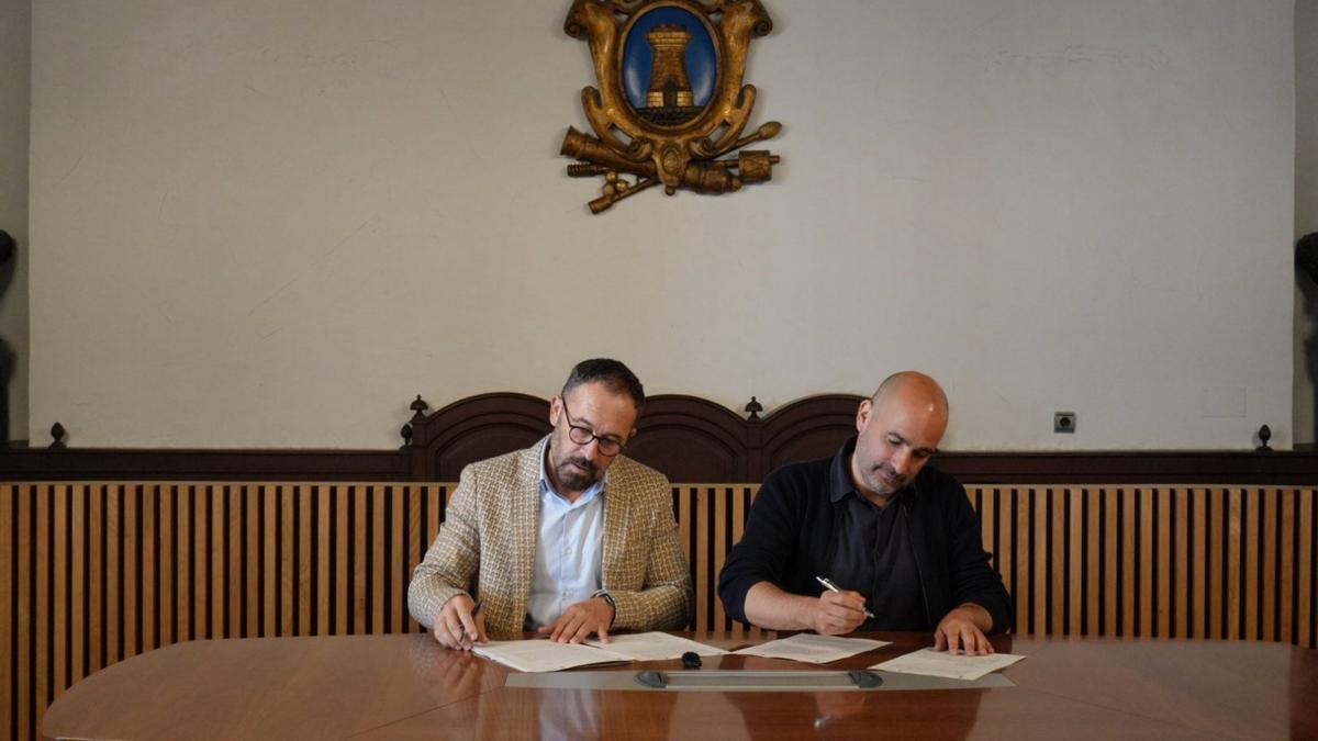 Denis Itxaso y Adur Ezenarro firmando el convenio en el Ayuntamiento de Ordizia.