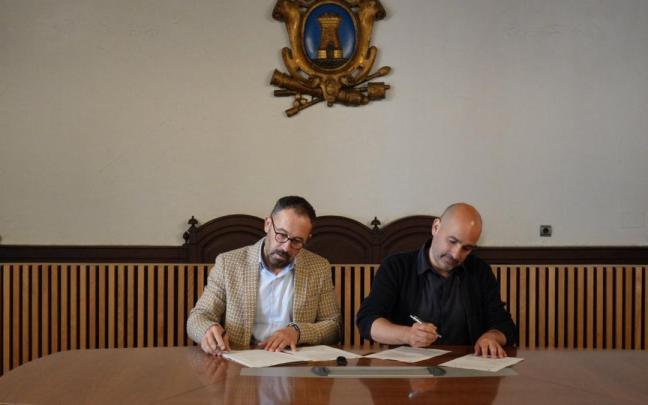 Denis Itxaso y Adur Ezenarro firmando el convenio en el Ayuntamiento de Ordizia.