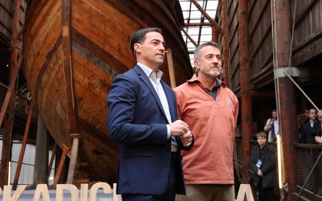 Imagen de la visita del lehendakari Imanol Pradales a Albaola Itsas Kultur Faktoria, en Pasaia.