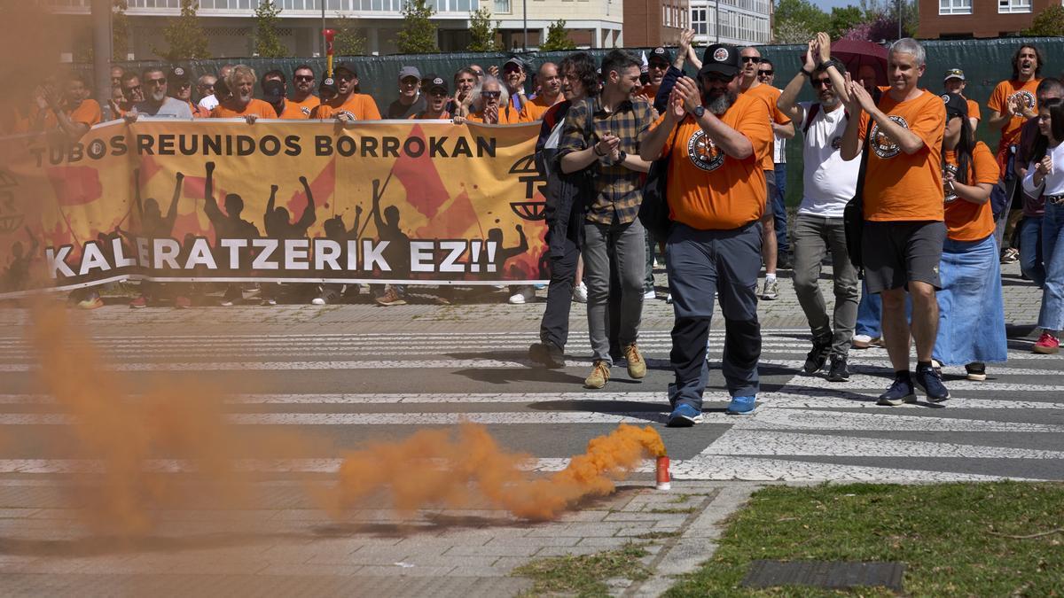 Concentración de trabajadores de Tubos Reunidos en Vitoria-Gasteiz.
