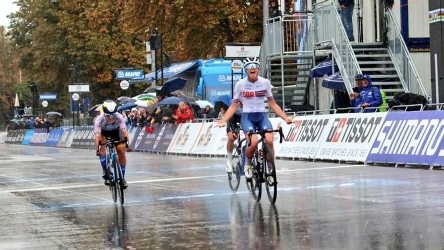 La ciclista Paula Ostiz en su llegada a meta.