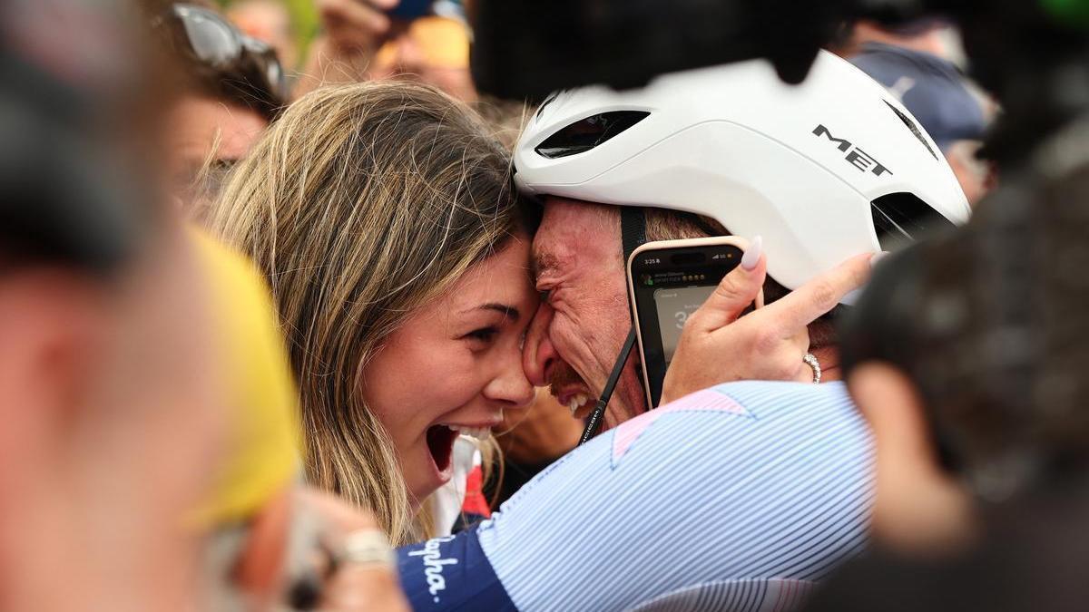 El campeón del Mundo festeja la victoria con su pareja.