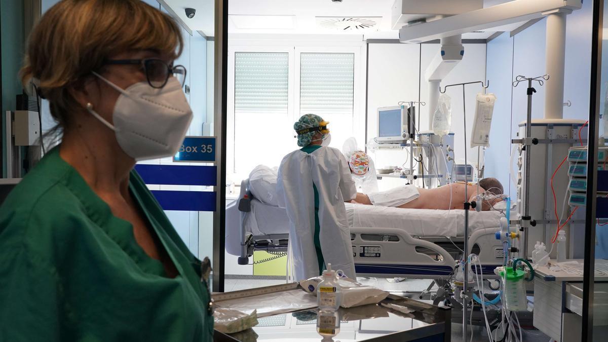 Unidad de Cuidados Intensivos del Hospital de Cruces en una de las peores olas de la pandemia.