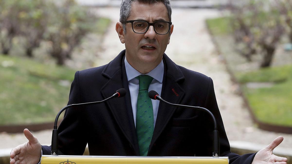 El ministro de la Presidencia, Justicia y Relaciones con las Cortes, Félix Bolaños, realiza declaraciones ante la prensa