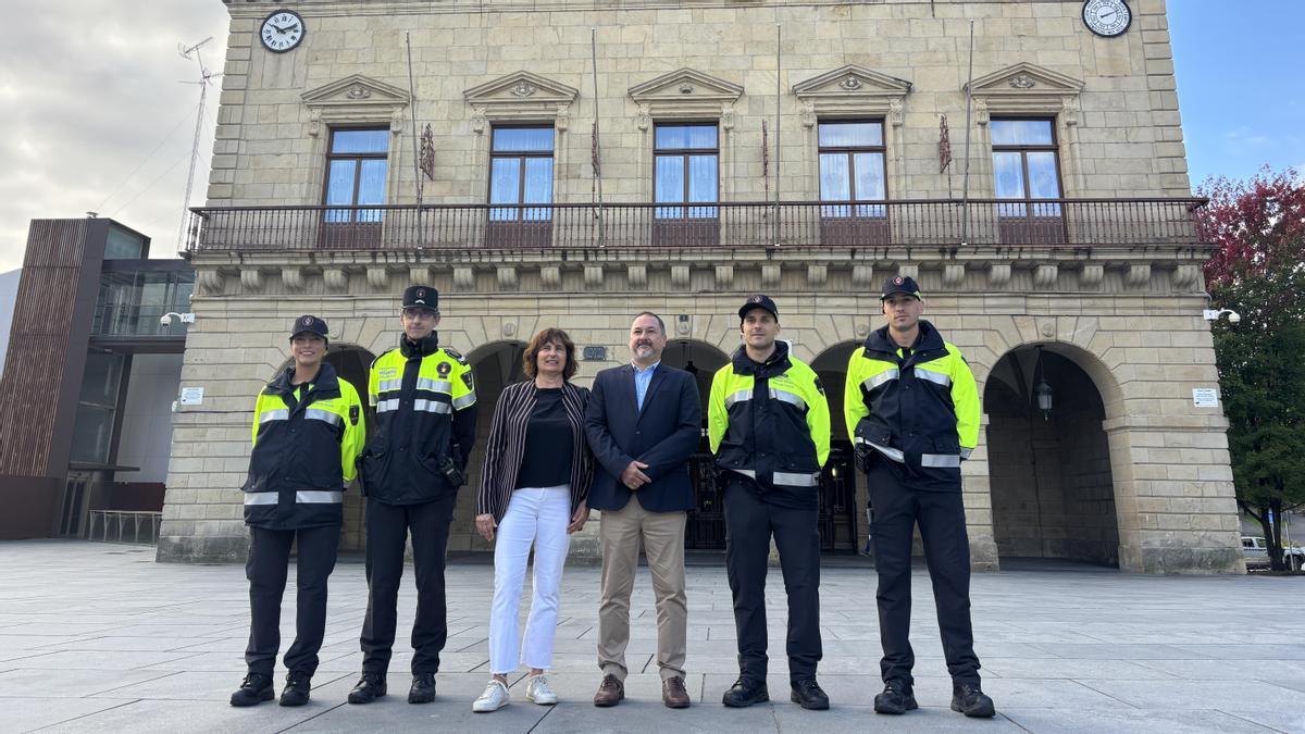 Ana Fernández e Iñigo Bergés junto a los auxiliares de la Policía Local.