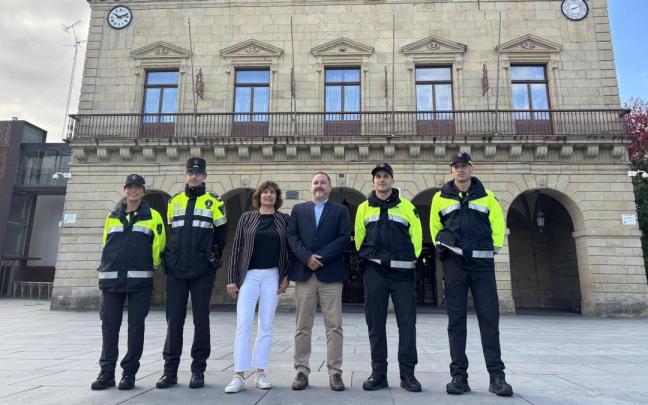 Ana Fernández e Iñigo Bergés junto a los auxiliares de la Policía Local.