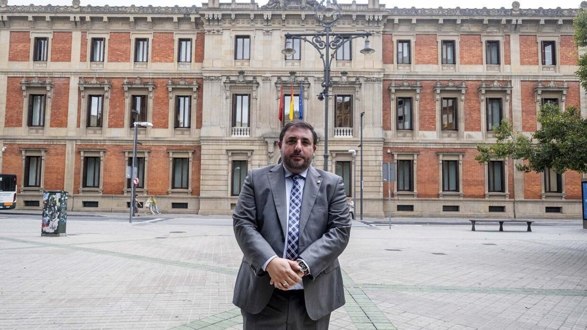 Unai Hualde, presidente del Parlamento de Navarra, frente a la fachada del edificio