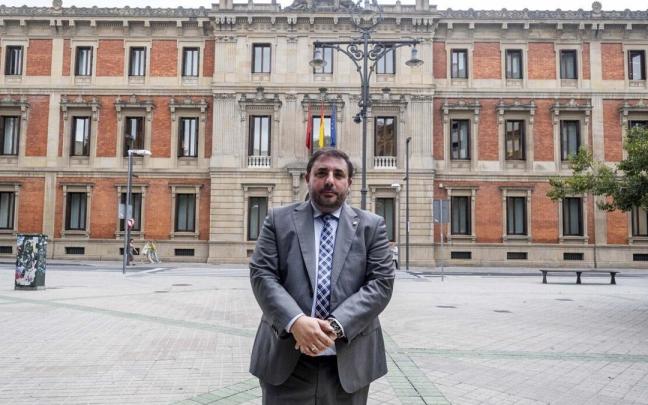 Unai Hualde, presidente del Parlamento de Navarra, frente a la fachada del edificio Unai Hualde, presidente del Parlamento de Navarra, frente a la fachada del edificio