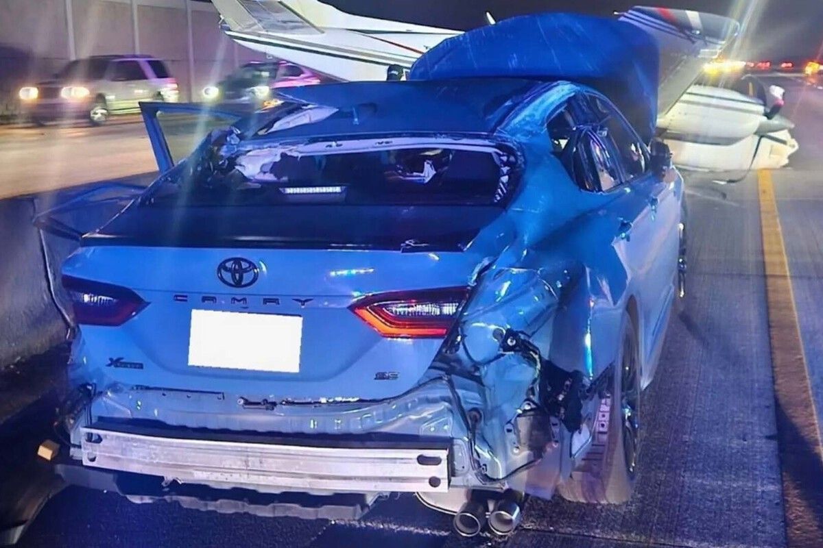 El coche y la avioneta, tras el accidente.