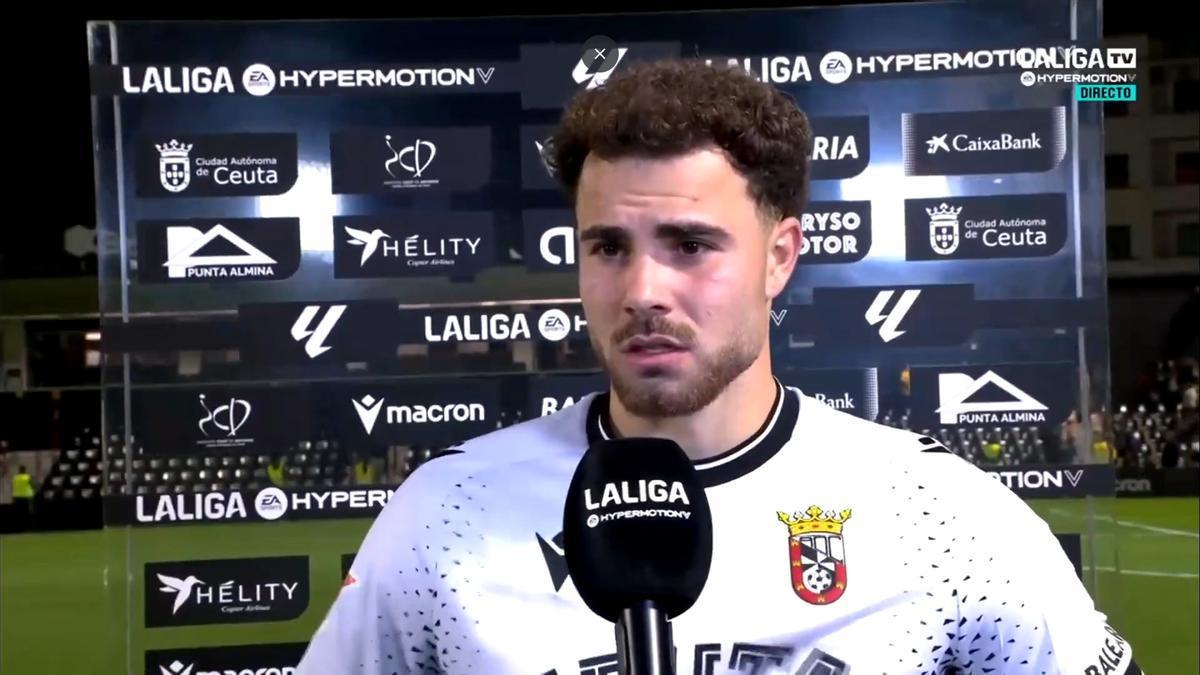 Marcos Fernández, delantero del Ceuta, atendiendo a la televisión.