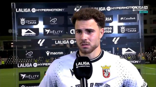 Marcos Fernández, delantero del Ceuta, atendiendo a la televisión.