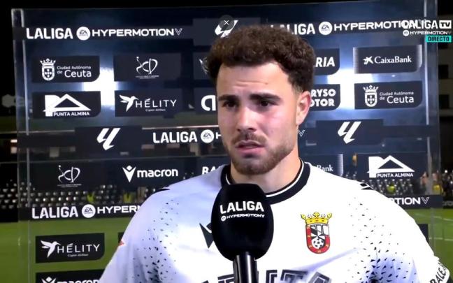 Marcos Fernández, delantero del Ceuta, atendiendo a la televisión.